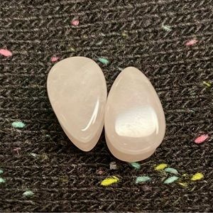 7/16in rose quartz double flare (DF) teardrop plug